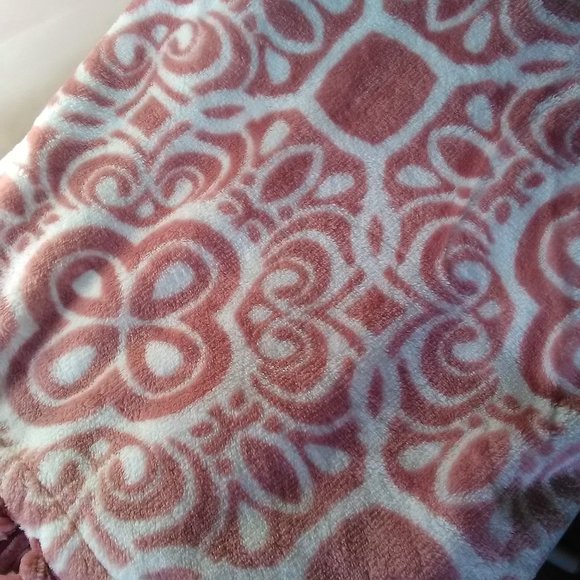 NWT Oversized Decorative Medallion Throw - Picture 7 of 9